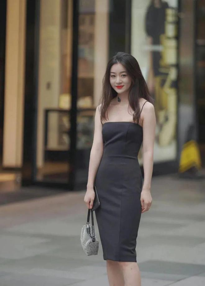 ：吊带凉鞋点亮小姐姐的时尚魅力九游会网址是多少细节中的性感(图4)