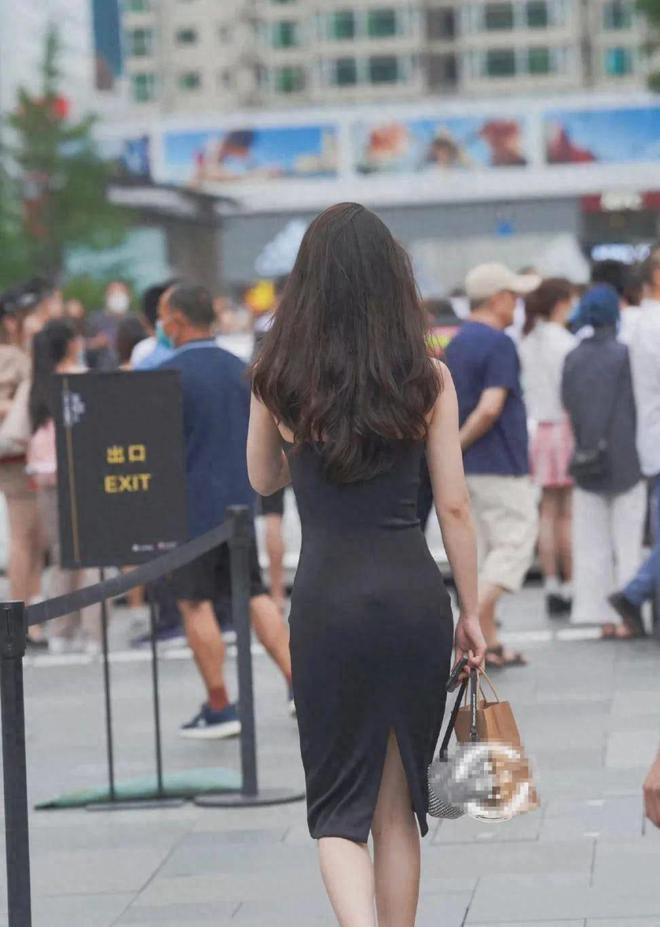 ：吊带凉鞋点亮小姐姐的时尚魅力九游会网址是多少细节中的性感