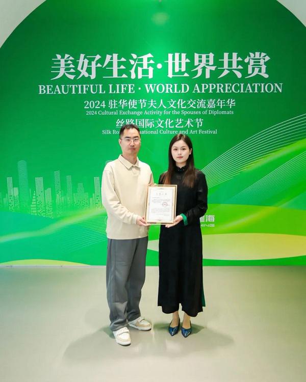“驻华使节夫人文化交流嘉年华系列主题活动”j9九游会(中国)网站正蹊堂中式布鞋闪耀(图3)