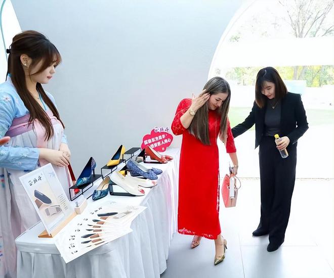 “驻华使节夫人文化交流嘉年华系列主题活动”j9九游会(中国)网站正蹊堂中式布鞋闪耀(图1)