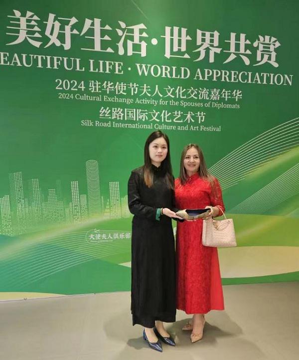 “驻华使节夫人文化交流嘉年华系列主题活动”j9九游会(中国)网站正蹊堂中式布鞋闪耀(图4)