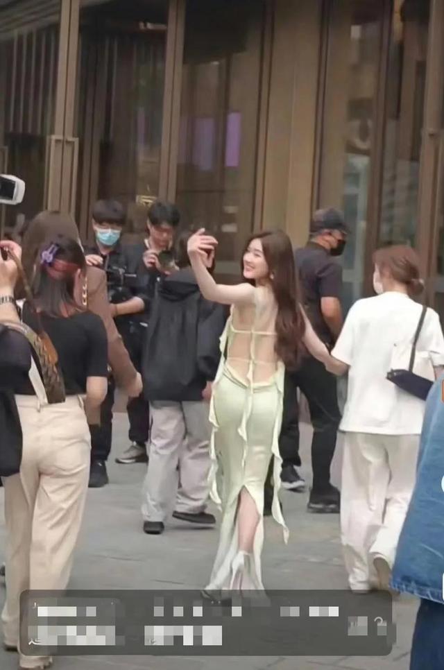 边的女助理一样高来猜她的身高是多少j9国际站赵露思穿上超高跟鞋才和旁(图4)