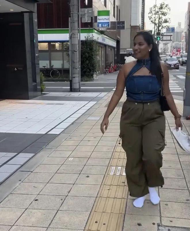 本街头散步结果网友吓傻：袜子好干净！J9数字平台印度网红「只穿白袜」日(图2)