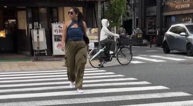 本街头散步结果网友吓傻：袜子好干净！J9数字平台印度网红「只穿白袜」日(图9)