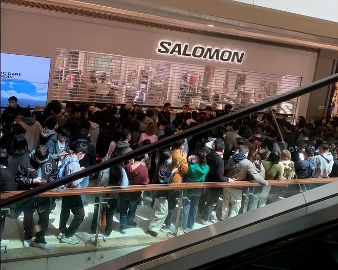 件套被一双“臭鞋”抢了风头j9九游会登录中国中产三(图5)